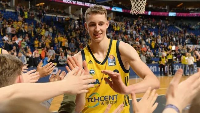 他不仅对足 他不仅对足